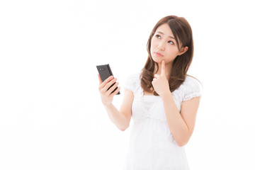 スマートフォンを見る女性