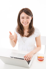 コンピューターを使う女性