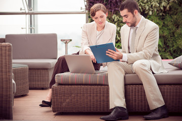 Obraz premium Analyzing at a cafe