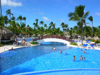 Swimmingpool in einer riesigen Hotelanlage in der Karibik