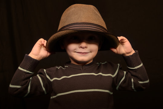 Kinderschmunzeln mit Hut
