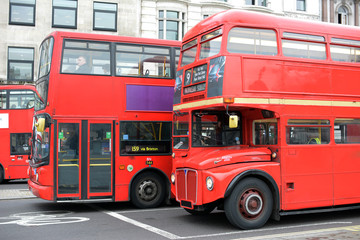 Fototapeta na wymiar Stary i Nowy autobus