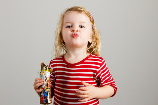 M&auml;dchen isst Schokoladennikolaus