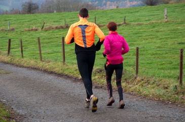 Couple de joggeurs sur les chemins de campagne