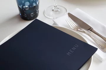 Gordijnen Menu op een tafel in een luxe restaurant © Redzen