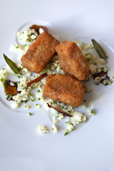 Beignets de pied de porc frits, choux fleur et sauge 