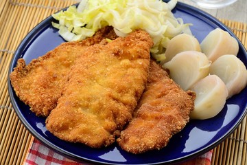 Petto di pollo impanato con verdure