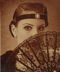 mujer con abanico en sepia