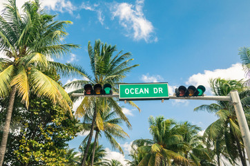 Obraz premium Ocean Drive w Miami - znak drogowy i zielone światło drogowe