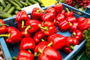 Rote Paprika in einer Kiste auf dem Markt