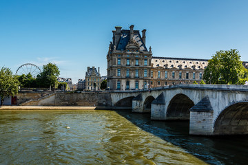 Fototapeta na wymiar Widok na Pałac Luwr i Pont Royal w Paryżu, Francja