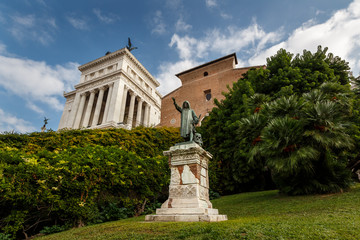 Fototapeta na wymiar Statue of Cola di Rienzo and Santa Maria in Aracoeli Basilica on