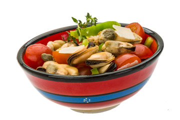 Salad with mussels and tomato