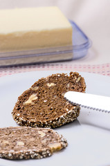 Vollkornbrot mit Butter 2