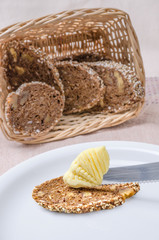 Vollkornbrot mit Butter 6