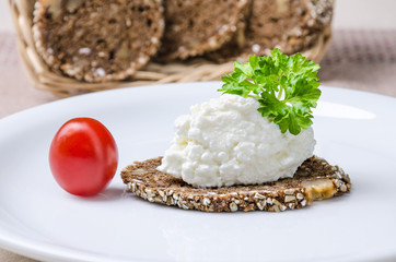 Vollkornbrot mit Frischkäse 1
