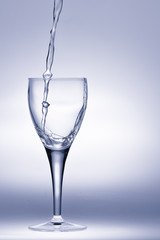 Versamento acqua dalla brocca al bicchiere in  trasparenza