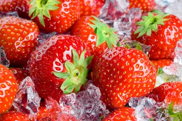Poster Im Rahmen Frische reife Erdbeere mit Eis. Frucht-Hintergrund. Makro © Tim UR