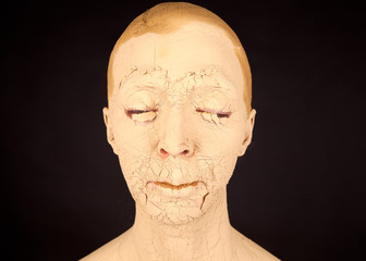 Die junge Frau mit der Gesichtsmaske