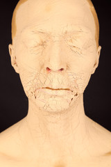 Die junge Frau mit der Gesichtsmaske