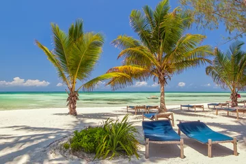 Fotobehang Strandstoelen onder palmbladeren aan de kust van India © Anton Zelenov