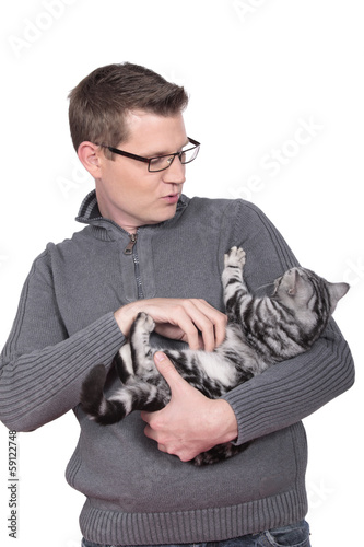 single mann mit katze Vor ihm liegen die reste seines hauses er geht an krücken doch die katze auf seinem arm hält er fest umschlossen: das foto des. single mann mit katze Vor ihm liegen die reste seines hauses er geht an krücken doch die katze auf seinem arm hält er fest umschlossen: das foto des.