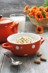 Oatmeal with almonds