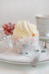 Obraz na płótnie Canvas White cupcakes for white cream