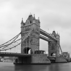 Fototapeta na wymiar Tower Bridge w czerni i bieli