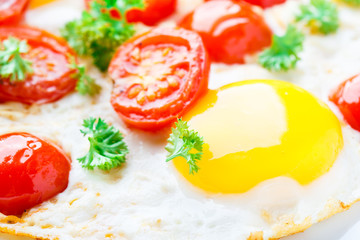 Fried eggs with cherry tomatoes