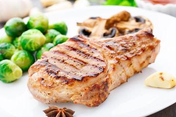 Grilled pork chop with brussels sprouts - 59129542