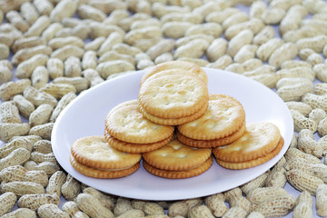 Obraz na płótnie Canvas peanut biscuits - biscuits peanut dish on a plate with peanut ba