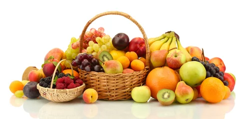 Foto op Plexiglas Assortiment van exotische vruchten en bessen in geïsoleerde manden © Africa Studio