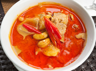 plat traditionnel Thaï au curry rouge et pimenté