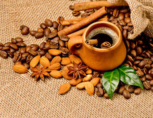 Obrazy na Plexi  Ziarna kawy i gliniany kubek