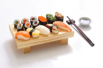 Papier Peint photo Lavable Bar à sushi délicieux sushis servis sur planche de bois