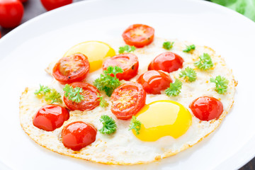 Fried eggs with cherry tomatoes
