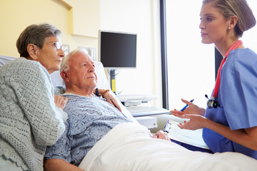 Nurse Talking To Senior Couple In Hospital Room - obrazy, fototapety, plakaty