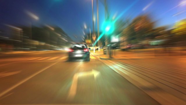 Carretera de ciudad por la noche