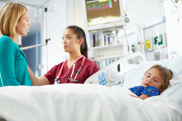 Obraz premium Mother And Daughter With Nurse In Intensive Care Unit