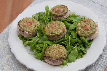 Überbackene Champignons auf Rucola Salat