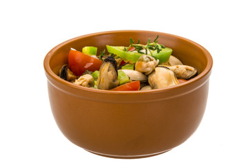 Salad with mussels and tomato