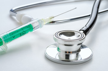 Stethoskop mit Spritze