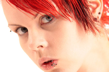 Junge Frau mit Piercing in der Unterlippe
