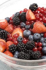 Glasschale mit Früchten