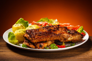 Tasty grilled ribs with vegetables