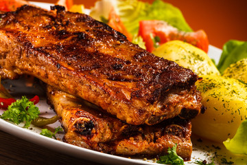 Tasty grilled ribs with vegetables