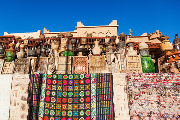 marokkanisches Kunsthandwerk in einem Shop in Ouarzazate