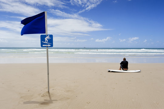 Surfer wartet auf Wellen, Byron Bay  in Australien