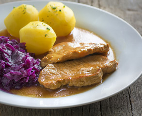 Schweinebraten mit Petersilienkartoffeln und Rotkohl
